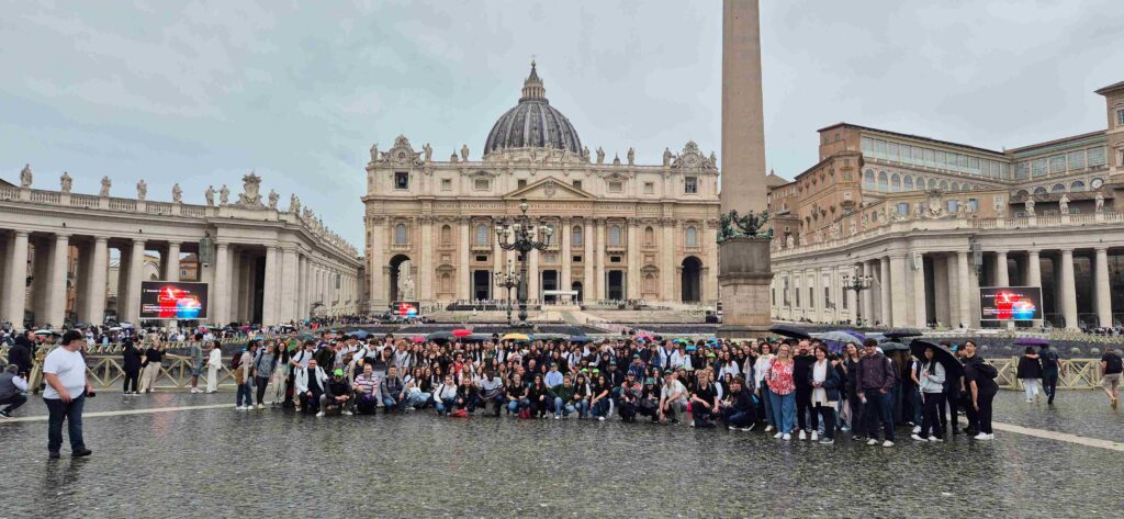 Foto di gruppo davanti a san Pietro